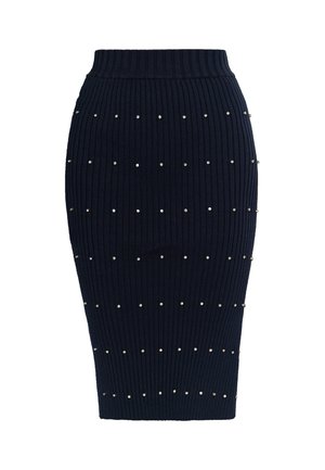 Fustă tip creion tricotată, de culoare bleumarin, cu textură ribbed și ornamente cu studuri argintii dispuse într-un model pe toată suprafața. Talie elastică.