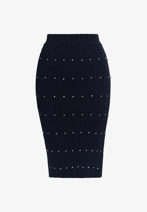 Strikket pencil nederdel i marineblå med ribbet tekstur og sølvfarvede nitter arrangeret i et mønster over hele. Elastisk talje.