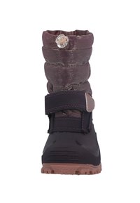 Botte étanche violette avec un upper bouffant et texturé, sangle Velcro et détail bouton transparent. Semelle en caoutchouc avec semelle antidérapante pour traction.