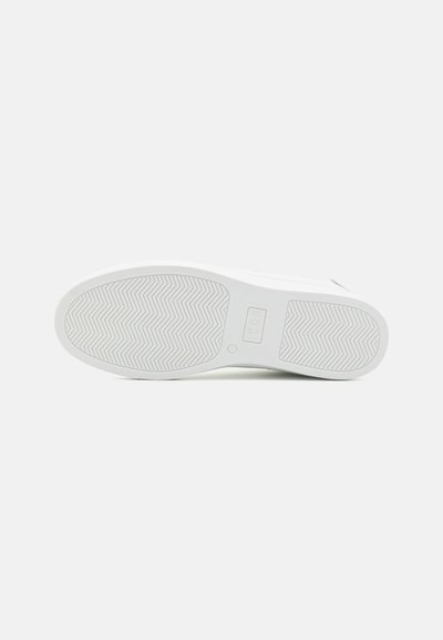 Witte sneakerzool met een visgraatpatroon, met een ronde vorm en een gladde textuur. Minimalistisch ontwerp zonder zichtbare branding.