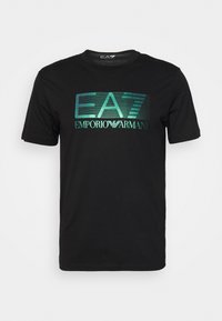 Svart bomullströja med tryckt grön-blå gradientgrafik av "EA7" och "EMPORIO ARMANI" på framsidan. Kortsleeves, rund hals.