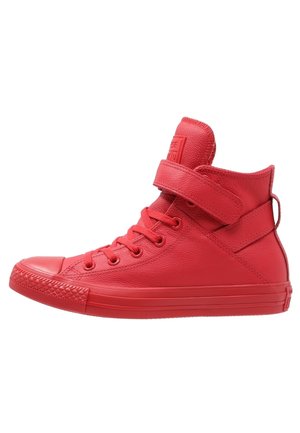 Czerwony wysoki sneaker z sznurowaniem z przodu, paskiem na rzep wokół kostki oraz teksturowaną gumową podeszwą i noskiem.