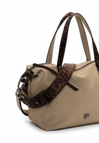 Borsa a tracolla beige in pelle con manici in stampa leopardata marrone scuro, hardware in argento e piccolo logo SF sul davanti, chiusura con zip nella parte superiore.