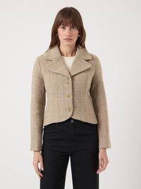 Beige karierter, taillierter Blazer mit breitem Revers, drei Knöpfen auf der Vorderseite und langen Ärmeln. Trägt man über schwarzen Hosen.