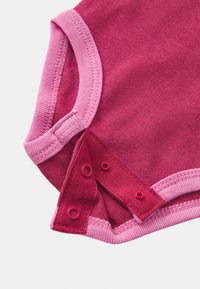 Bodysuit de mangas curtas em rosa escuro com acabamentos em rosa claro e fechos de pressão na parte inferior, apresentando um tecido de algodão suave e uma textura macia.