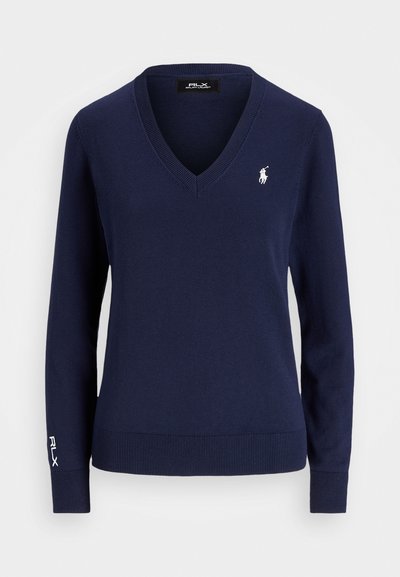Tengerészkék V nyakú pulóver, kötött anyagból, hosszú ujjakkal, bordázott mandzsettákkal és aljjal, a bal mellen és az ujjon található egy kis fehér logó.