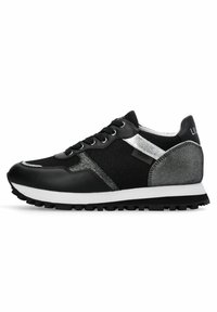 Chaussure de sport noire en mesh et cuir synthétique, accents argentés, lacets noirs, semelle intermédiaire blanche, et semelle extérieure noire texturée.