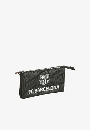 Czarny piórnik FC Barcelona z herbem klubu, powtarzającym się napisem "BARÇA" i suwakiem na białym tle.