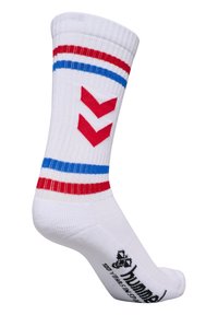 Białe skarpetki z czerwonymi i niebieskimi paskami na górze, z dwoma czerwonymi wzorami chevron po bokach oraz czarnym logo wzdłuż podeszwy.