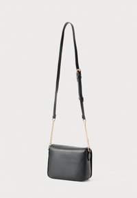 Borsa a tracolla in pelle nera con texture liscia, forma rettangolare, tracolla regolabile e dettaglio in catena color oro.