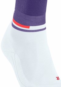 Calzino bianco con risvolto rigato viola. Presenta strisce rosse e viola. Realizzato in materiale morbido e traspirante con una finitura testurizzata.