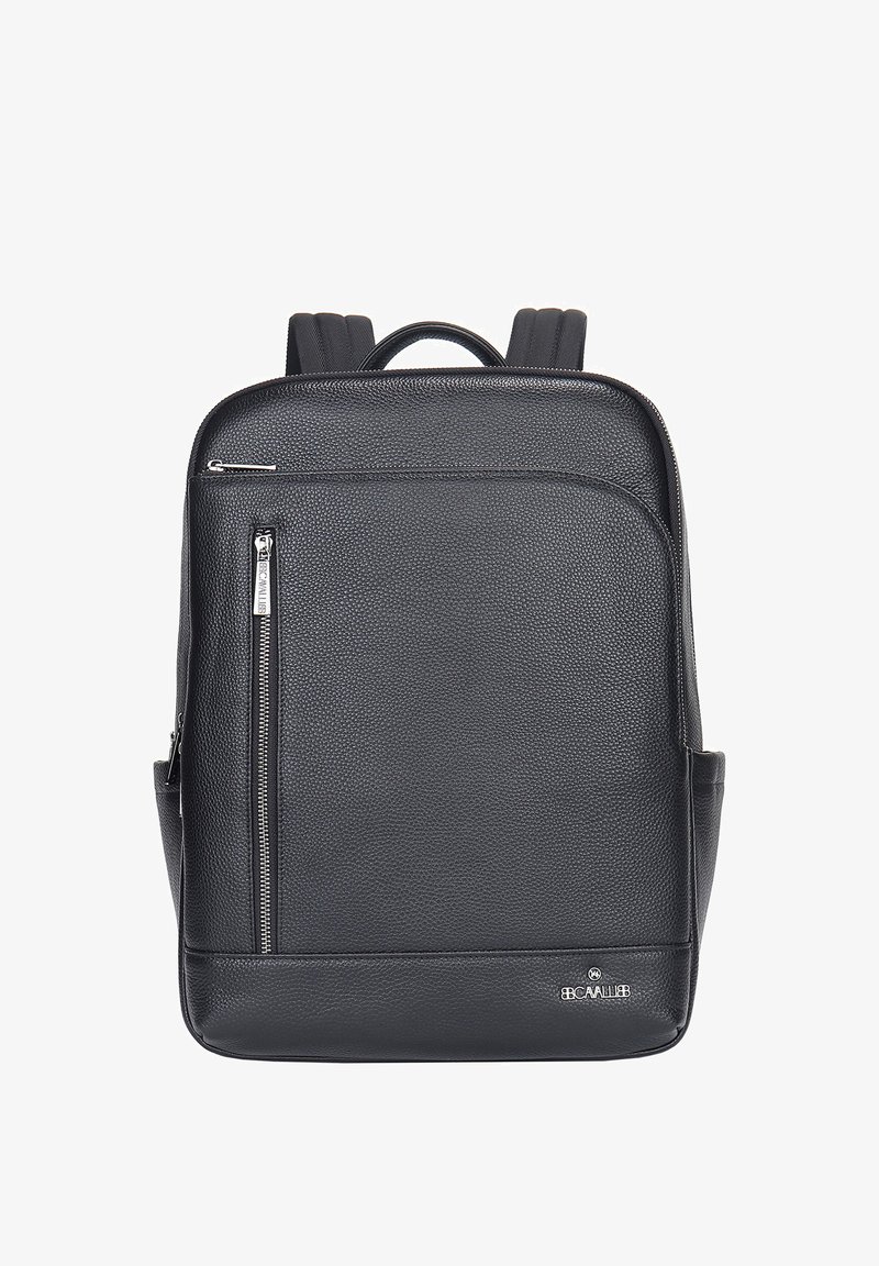 Zaino in pelle nera con superficie texturizzata, chiusura a zip argentata, tasca frontale con zip e spallacci imbottiti regolabili. Design minimalista.