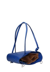 Sac à main en cuir bleu avec une finition texturée et deux poignées. Présente un dessus ouvert, un intérieur contrastant et des poches intérieures pour l'organisation.