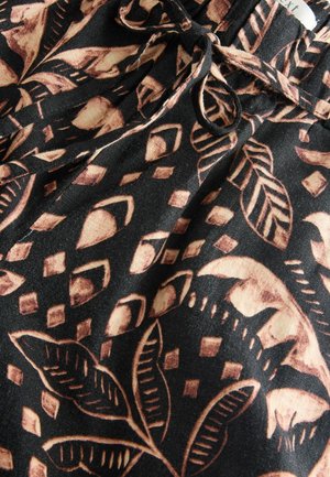 Schwarzer Stoff mit einem Blatt- und geometrischen Muster in Beige, mit einer strukturierten Oberfläche und einem elastischen Bund mit Kordelzug.
