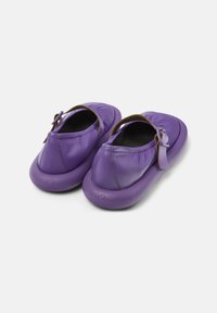 Scarpe in pelle viola con un design morbido e arrotondato, caratterizzate da una cinturino marrone e una marca di misura 42 sulla suola.