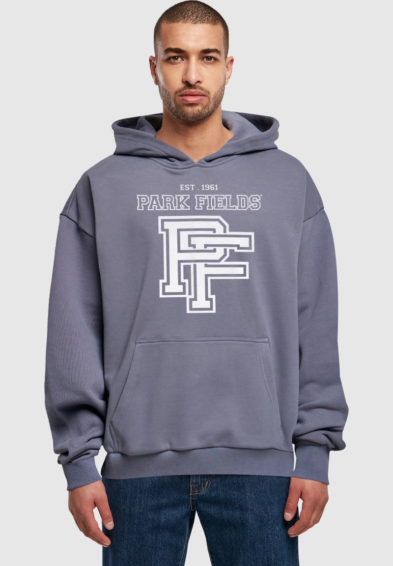 Sudadera con capucha gris y un bolsillo frontal, que presenta un logo blanco y el texto "PARK FIELDS EST. 1961" en una fuente moderna y en negrita.