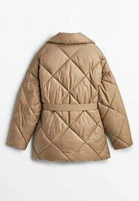 Veste matelassée beige avec des coutures en forme de losanges, manches longues, col large et ceinture assortie autour de la taille, vue de dos.
