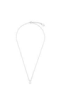 Collana in argento con pendente a perla bianca rotonda, superficie liscia, delicati anelli e chiusura a granchio con estensione regolabile.