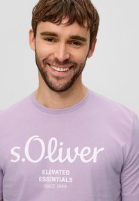s.Oliver MIT GROSSEM LABEL - T-shirt print - flieder