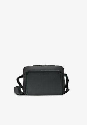 Harmaa viestintälaukku, jossa on sileä pinta, vetoketjukiinnitys, säädettävä olkahihna ja etutasku. Siisti muotoilu, jossa on hienovarainen brändäys.