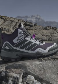 adidas Terrex TERREX SKYCHASER MID GTX W - Hikingsko - aurora plum/carbon/purple burst