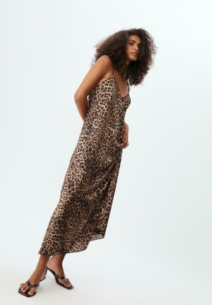 Robe maxi à imprimé léopard avec des bretelles fines, en tissu fluide et légèrement satiné. Dotée d'un décolleté carré et d'une silhouette décontractée.