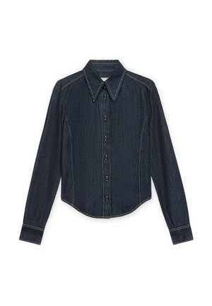 Camisa de mezclilla azul oscuro de manga larga con cuello puntiagudo, cierre frontal de botones y costuras en contraste a lo largo de las costuras y los puños.