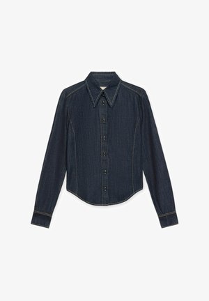 Camisa de mezclilla azul oscuro de manga larga con cuello puntiagudo, cierre frontal de botones y costuras en contraste a lo largo de las costuras y los puños.