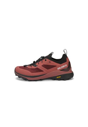 Scarpa da trekking Dolomite rossa e nera con suola Vibram, chiusura con lacci e linguetta di sollevamento su lingua e tallone.