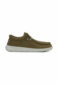 Des chaussures slip-on vert olive avec une tige en tissu doux, un bout rond et une semelle en caoutchouc blanche. Présente un accent décoratif en argent et un logo.