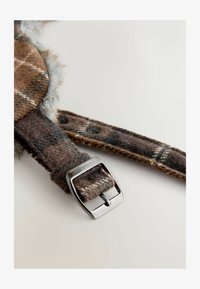 Unselected, brown check