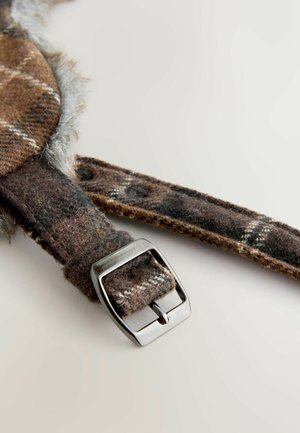 Brauner Stoffgurt mit einer silbernen Metallschnalle, der eine strukturierte Oberfläche und ein karieretes Muster aufweist, ergänzt durch einen weichen, pelzigen Akzent.