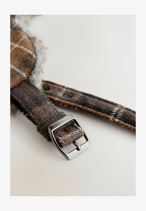Brauner Stoffgurt mit einer silbernen Metallschnalle, der eine strukturierte Oberfläche und ein karieretes Muster aufweist, ergänzt durch einen weichen, pelzigen Akzent.