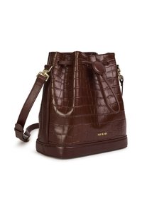 Borsa a secchiello in finta pelle marrone con texture a coccodrillo, chiusura con coulisse, dettagli in oro e tracolla regolabile.