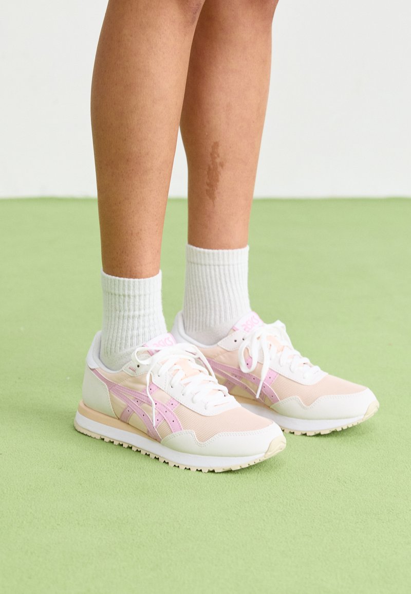 ASICS SportStyle TIGER RUNNER II - Trainers - pearl pink/rose water/off ...