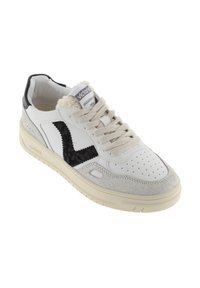 Sneaker in pelle bianca con accenti in suede grigio, dettaglio del logo nero, lacci testurizzati e fodera morbida. Suola in gomma color crema.