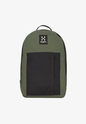 Zaino di stoffa verde con una grande tasca frontale nera, parte superiore arrotondata e etichetta del marchio nera. Presenta spallacci regolabili e superficie strutturata.