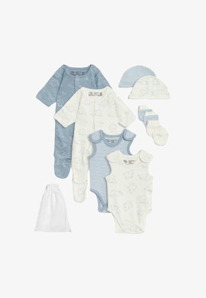 Ensemble de vêtements pour nourrissons comprenant des grenouillères bleues et blanches avec des motifs d'éléphants, un chapeau rayé, des chaussons et un sac de rangement. Matériau en coton doux.