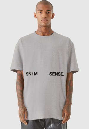 9N1M SENSE, SPACED   - T-shirt con stampa - grey