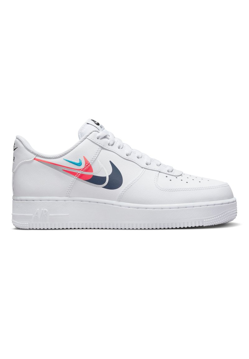Białe skórzane trampki z płaską podeszwą, zawierające wielokolorowe logo Nike w odcieniach czerwieni, niebieskiego i granatowego. Perforacje na nosku dla lepszej wentylacji.