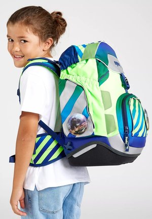 Der Rucksack verfügt über ein lebhaftes grün-blaues Design mit Streifen, einem großen Hauptfach, zwei Seitentaschen und Kunststoffblasen-Akzenten auf der Vorderseite.
