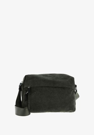 Sac bandoulière en velours côtelé vert avec fermeture zippée, sangle réglable et poches externes. Surface texturée avec de légères lignes verticales.