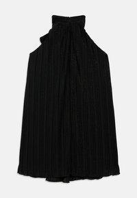 Czarna sukienka bez rękawów z pionowymi plisami, wysokim kołnierzem i zamkiem błyskawicznym na plecach. Materiał ma delikatny połysk i miękką fakturę.