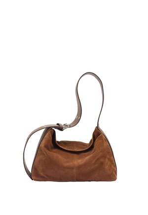 Brązowa zamszowa torba na ramię z regulowanym skórzanym paskiem i srebrną klamrą, miękki, luźny kształt na białym tle.