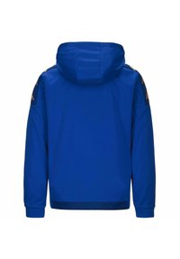 Blauwe hooded jas met een soepele textuur, elastische manchetten en een contrasterend paneel met een logo-detail op de schouders.