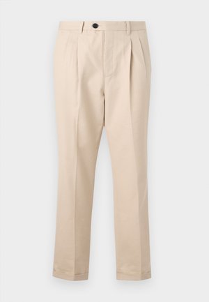 Pantalons plissés beiges en tissu lisse, avec une fermeture éclair et un bouton, jambes droites et ourlets repliés.