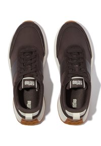 Bruine sportieve schoenen met een gestructureerde bovenkant, grijze accentstreep en witte zool. Voorzien van ronde veters en een gevoerde binnenzool voor ondersteuning.