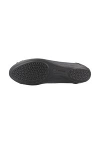 Suela de zapato de goma negra con una superficie texturizada y patrones de tracción circulares. El diseño es suave con ligeras curvas a lo largo de los bordes.