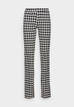 Pantalones con estampado de pata de gallo en blanco y negro, de corte slim, con cinturilla elástica y textura de tela suave.