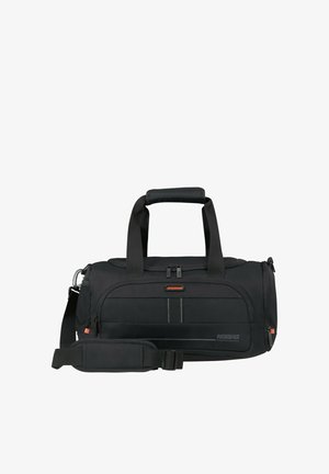 Schwarze American Tourister Reisetasche mit zwei oberen Griffen, verstellbarem Schultergurt, vorderer Reißverschlusstasche und dezentem Logo auf weißem Hintergrund.